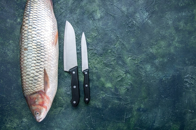 空きスペースのあるキッチンテーブルの上のビュー新鮮な魚のナイフ