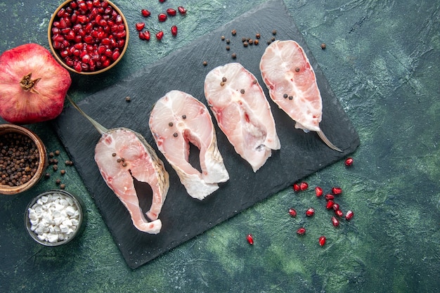暗い背景の新鮮な魚のスライスの上面図肉シーフード海料理原水食品オーシャンペッパー