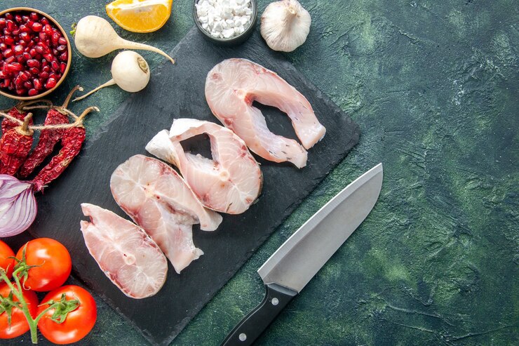 Бесплатный Фотография вид сверху ломтики свежей рыбы на темном фоне морепродукты океан мясная еда вода перец блюдо еда