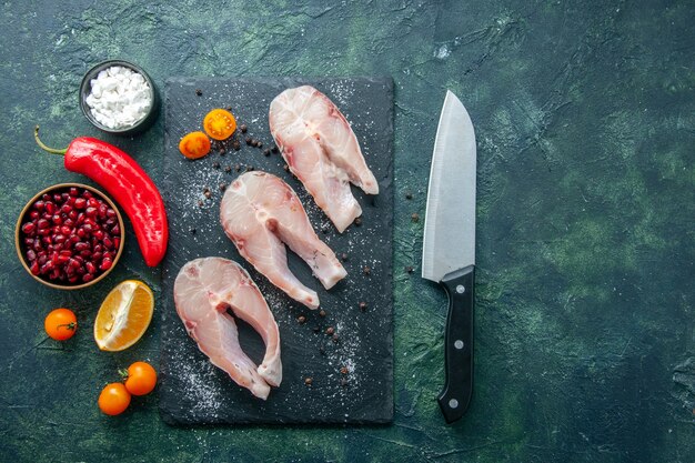 어두운 배경에 상위 뷰 신선한 생선 조각 해산물 바다 고기 바다 식사 요리 샐러드 물 후추 음식