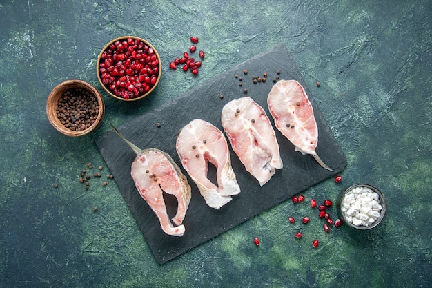 暗いテーブルの上のビュー新鮮な魚のスライス肉シーフードシーフード食事料理原水海