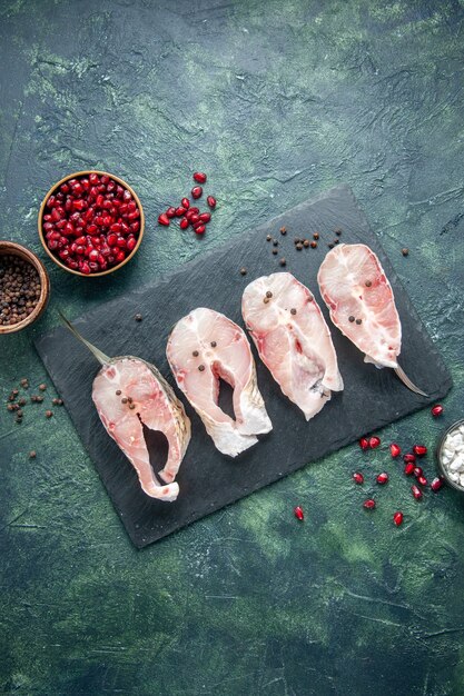 暗いテーブルの上の新鮮な魚のスライス肉シーフード海食料理原水食品海のコショウ