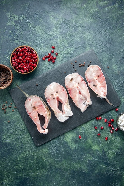 暗いテーブルの上の新鮮な魚のスライス肉シーフード海食料理原水食品海のコショウ