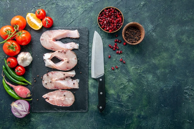 Free photo top view fresh fish slices with red tomatoes on dark background ocean meat sea meal water food pepper dish seafood