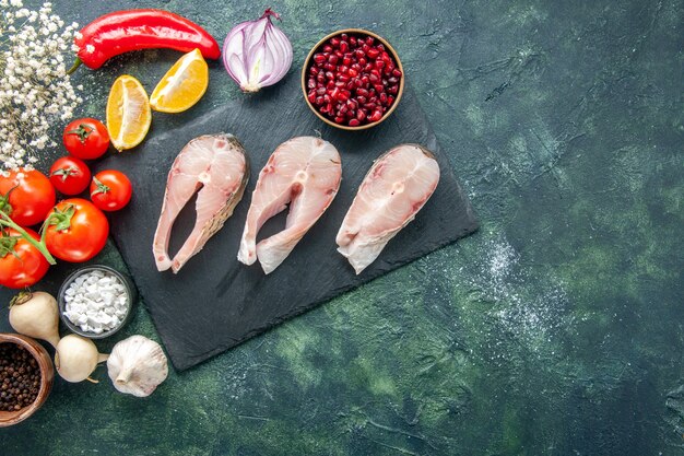 暗い背景に赤いトマトと新鮮な魚のスライスの上面図シーフード海の肉海の食事料理食品サラダ唐辛子