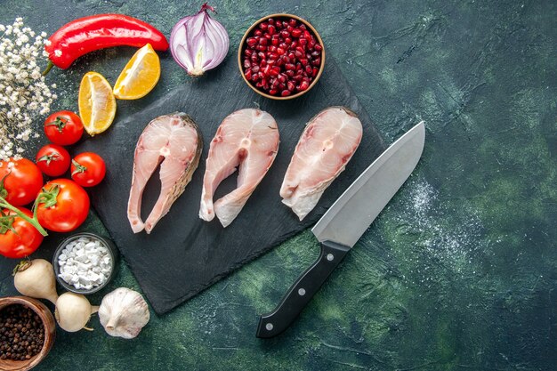 暗い背景に赤いトマトと新鮮な魚のスライスの上面図シーフード海海料理料理サラダ唐辛子