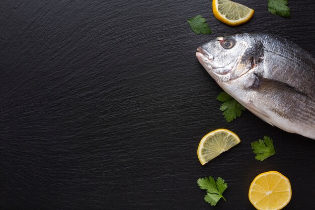 レモンと新鮮な魚のトップビュー