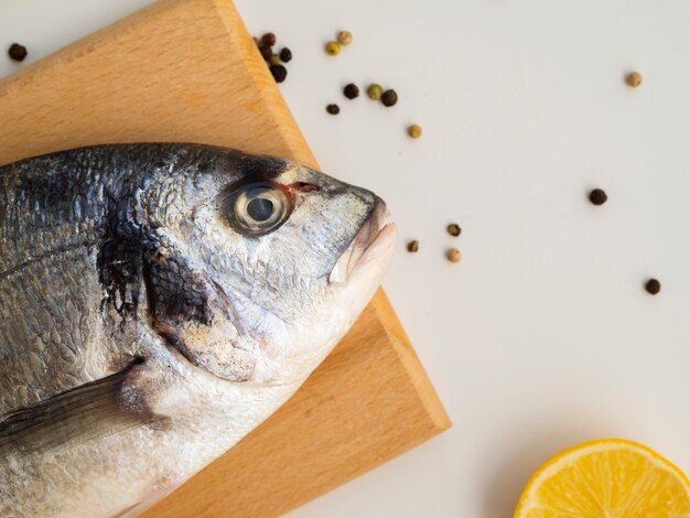 木製の底にトップビュー新鮮な魚