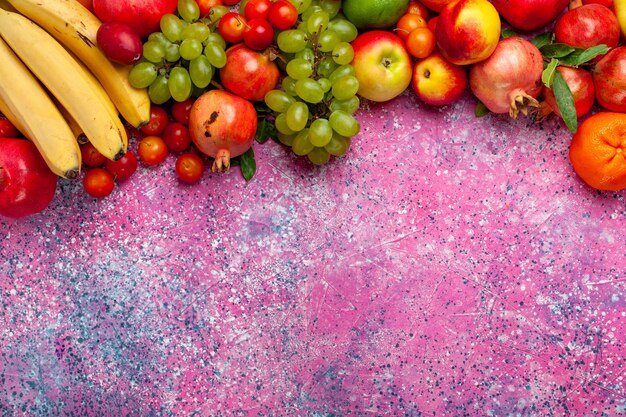 밝은 분홍색 표면에 상위 뷰 신선한 과일 구성 다채로운 과일