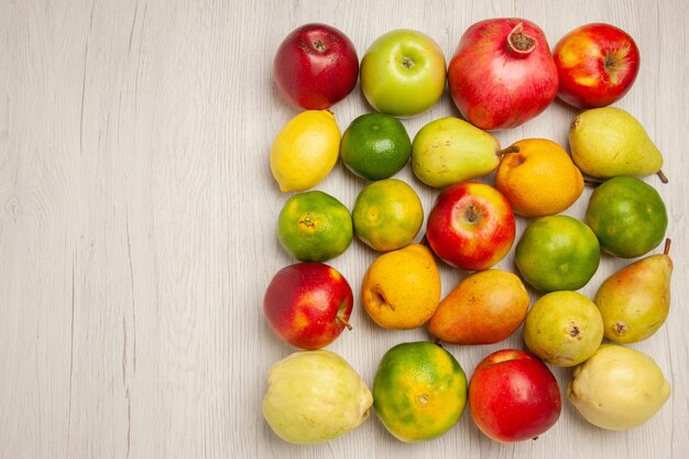 상위 뷰 신선한 과일 사과 감귤 배 및 흰색 책상 과일 익은 나무 부드러운 신선한 많은 다른 과일