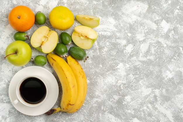 Вид сверху композиция свежих фруктов яблоки фейхоа бананы и другие фрукты на белом фоне свежие спелые фрукты спелый цвет витамин
