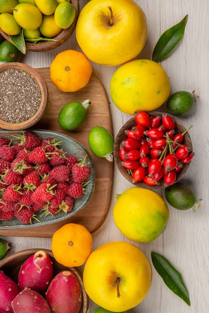 Foto gratuita vista dall'alto composizione di frutta fresca frutti diversi su sfondo bianco