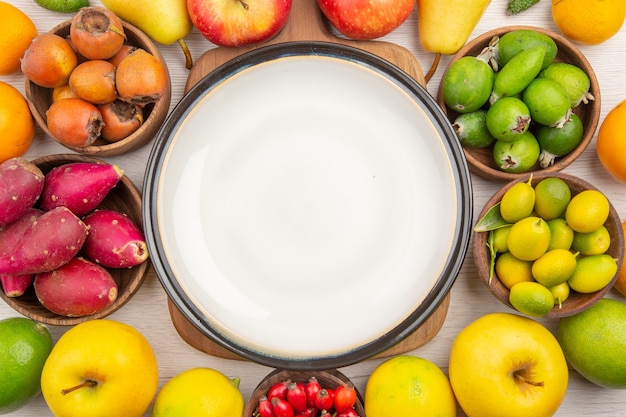 Foto gratuita vista dall'alto composizione di frutta fresca frutti diversi su sfondo bianco