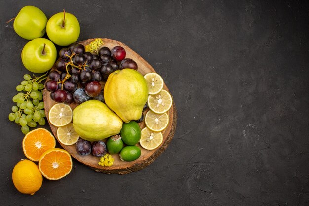 上面図新鮮な果物の組成は、暗い表面でまろやかで熟している果物熟したまろやかな健康新鮮