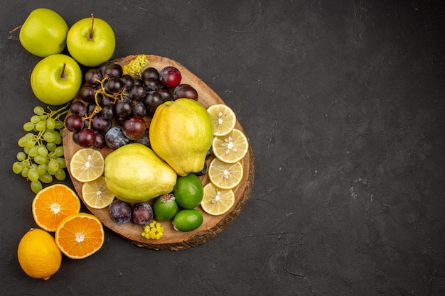 上面図新鮮な果物の組成は、暗い表面でまろやかで熟している果物熟したまろやかな健康新鮮