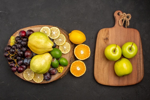 Вид сверху композиция свежих фруктов, спелых и спелых фруктов на темной поверхности, спелых фруктов, свежих спелых витаминов