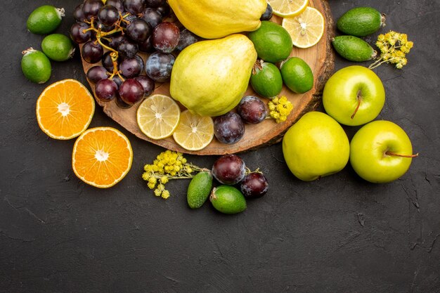 上面図新鮮な果物の組成暗い表面にまろやかな熟した果物熟した果物ビタミン新鮮なまろやか