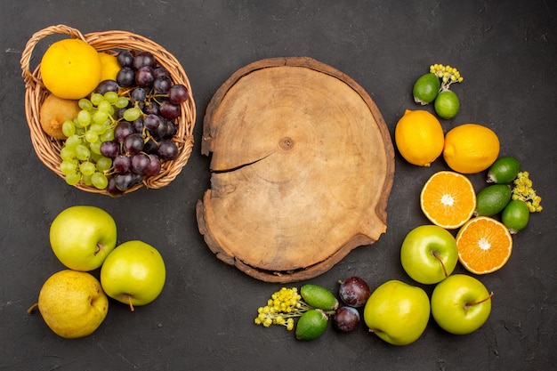 Вид сверху композиция из свежих фруктов спелые фрукты на темной поверхности спелые фрукты спелые свежие витамины