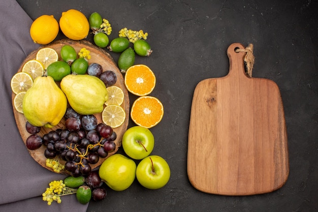 Vista dall'alto composizione di frutta fresca frutti maturi sulla superficie scura vitamina frutta dolce fresca matura