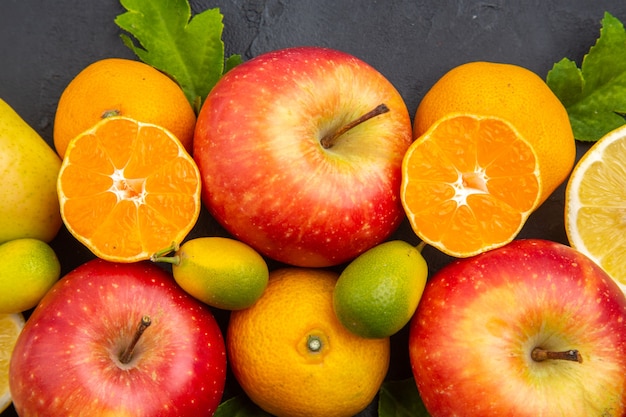 Foto gratuita vista dall'alto di frutta fresca su sfondo scuro