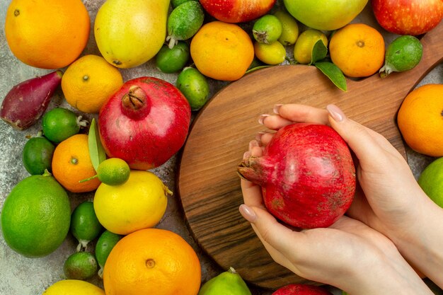 상위 뷰 신선한 과일 흰색 배경에 다른 부드러운 과일 베리 컬러 다이어트 사진 맛있는 건강 잘 익은 나무