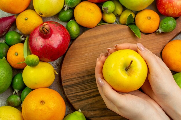 상위 뷰 신선한 과일 흰색 배경에 다른 부드러운 과일 베리 색상 다이어트 맛있는 건강 익은 나무