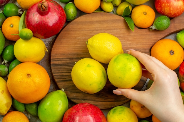 상위 뷰 신선한 과일 흰색 배경에 다른 부드러운 과일 베리 색상 다이어트 맛있는 건강 익은