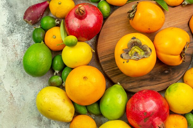 Вид сверху свежие фрукты разные спелые фрукты на белом фоне ягодный цвет вкусное здоровье спелое дерево