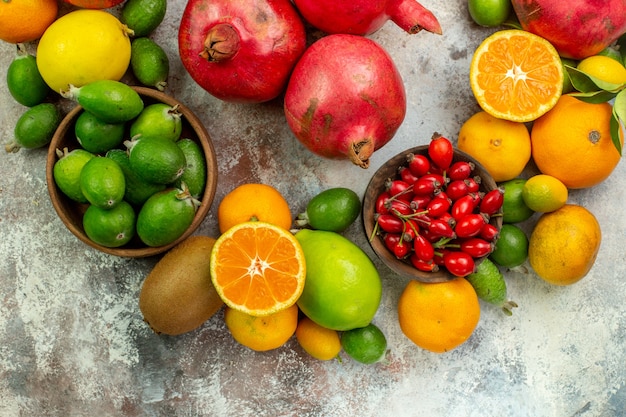 Вид сверху свежие фрукты разные спелые фрукты на белом фоне цвет дерева здоровья ягоды спелые вкусные