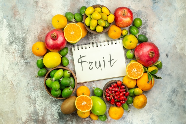 Vista dall'alto frutta fresca diversi frutti dolci su sfondo bianco colore albero foto gustosa bacche salute maturi agrumi