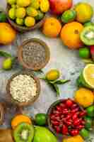 Foto gratuita vista dall'alto frutta fresca diversi frutti morbidi su sfondo bianco albero foto gustosa dieta matura colore salute bacca