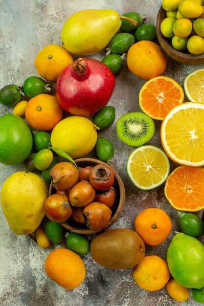 Вид сверху свежие фрукты разные спелые фрукты на белом фоне дерево вкусные спелые диета цвет здоровья ягоды цитрусовые