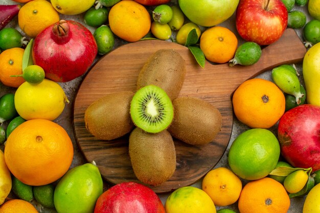 Вид сверху свежие фрукты, разные спелые и спелые фрукты на белом фоне, ягодный цвет, диета, вкусное здоровье