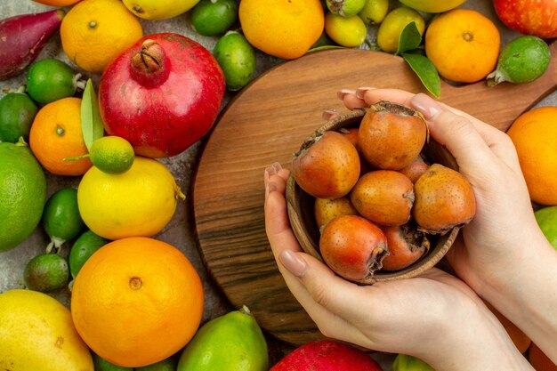 Вид сверху свежие фрукты, разные спелые и спелые фрукты на белом фоне, ягодный цвет, вкусная здоровая диета, фото