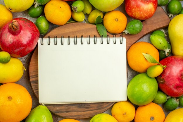 Вид сверху свежие фрукты, разные спелые и спелые фрукты на белом фоне, ягодная диета, вкусный цвет здоровья