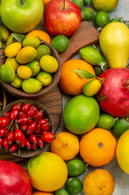 Вид сверху свежие фрукты разные спелые и спелые фрукты на белом фоне ягодные фото вкусные здоровые цветные диеты