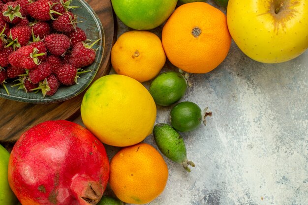 Вид сверху свежие фрукты, разные спелые и спелые фрукты на белом фоне, фото вкусная диета, ягоды, здоровье, цвет