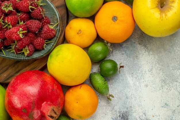 Вид сверху свежие фрукты, разные спелые и спелые фрукты на белом фоне, фото вкусная диета, ягоды, здоровье, цвет