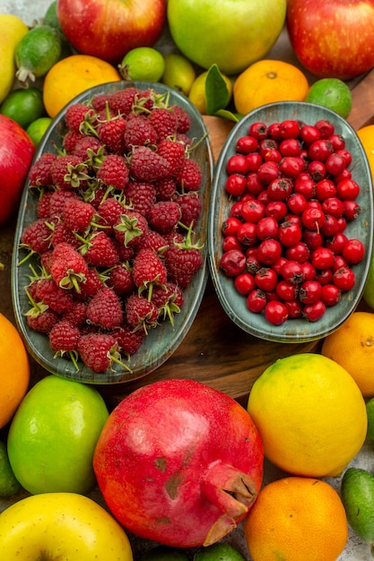 Vista dall'alto frutti freschi diversi frutti maturi e morbidi su sfondo bianco