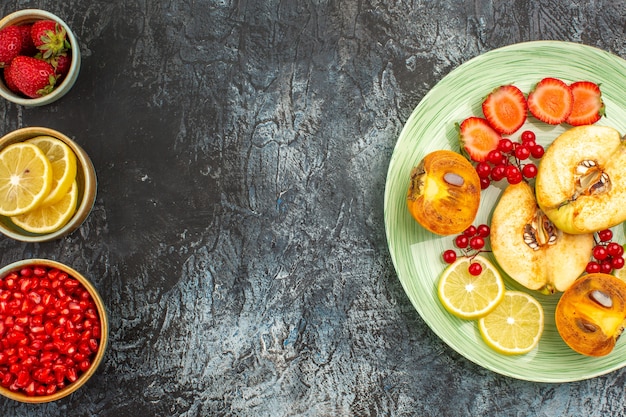 Foto gratuita vista dall'alto frutta fresca all'interno del piatto su un tavolo leggero frutta fresca molti