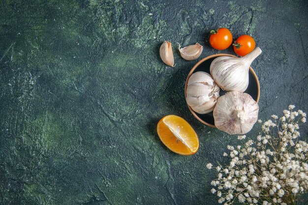 Top view fresh garlics with tomatoes on gray background plant vegetable sour seasoning greens food pepper