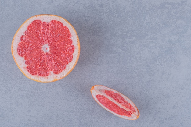 Free photo top view of fresh grapefruit on grey surface