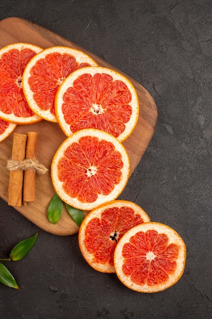 Free photo top view fresh grapefruit slices on a dark background