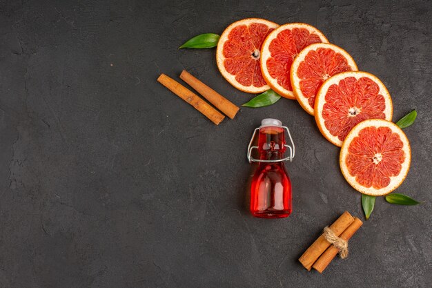 Free photo top view fresh grapefruit slices on dark background