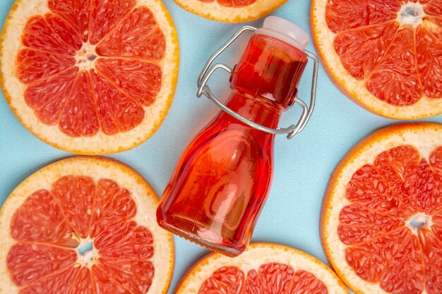 Top view fresh grapefruits fruit slices on blue background