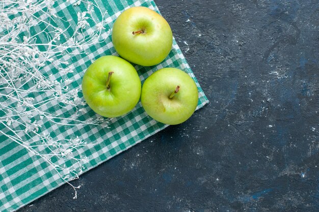 청록색 책상, 과일 베리 건강 비타민에 신선한 녹색 사과 부드럽고 육즙이 신맛의 평면도