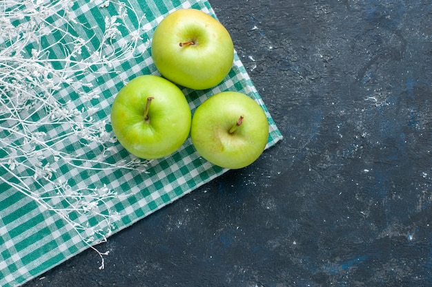 вид сверху свежих зеленых яблок, мягких и сочных, кислых на сине-темном столе, витамин для здоровья фруктовых ягод