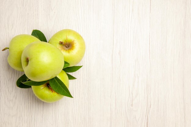 흰색 책상 식물 과일 색 신선한 녹색 나무에 상위 뷰 신선한 녹색 사과 부드럽고 잘 익은 과일