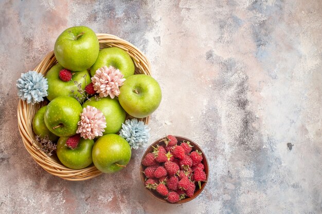 Free photo top view fresh green apples with raspberries