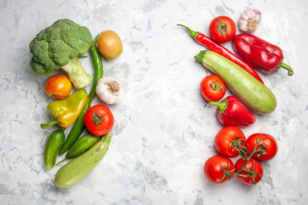 上面図新鮮な緑のブロッコリーと野菜の白いテーブルサラダ熟した健康